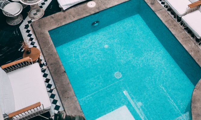 Le nuove normative europee sull’uso degli scarichi di fondo di piscine interrate